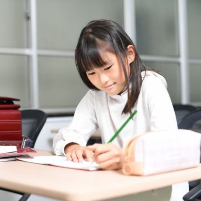 「ノートを取る力が低下する」と思った娘さんの危機感の理由は？（photoACより「こうまる」さん撮影、イメージ画像）