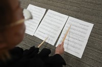 「ここが難しいのよねえ」と楽譜でリズムを確認