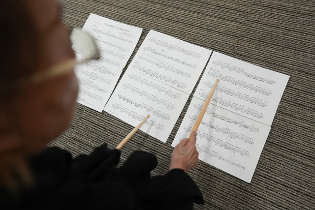 「ここが難しいのよねえ」と楽譜でリズムを確認