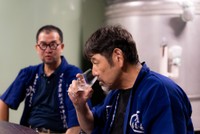 日本酒をワイングラスさんで試飲する下柳さん