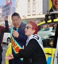 立花孝志氏（左）の街頭演説には、黒川敦彦氏も姿を見せた＝神戸市