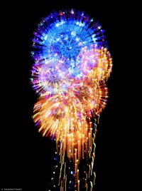 チャレンジを繰り返し撮影された「洗濯バサミの花火」…多重露出で撮影。日用品を通じて花火の気分に