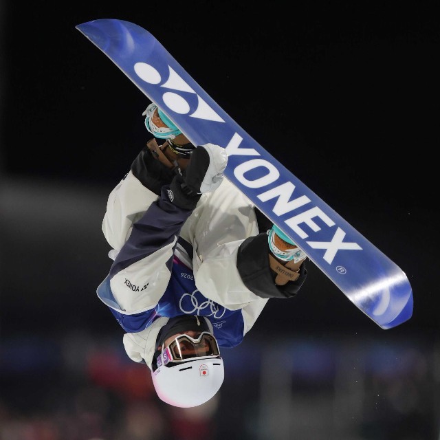 ミラノ・コルティナ五輪　男子スノーボードハーフパイプ決勝　トリックを決める戸塚優斗