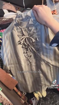 フリルとリボンが印象的なブラウスを合わせる／じゅのさん（@juno.726m）提供