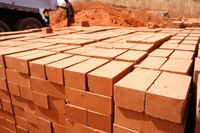 できあがったばかりの土れんが。地元のラテライトにセメントを混ぜて圧縮、日干してつくる＝2023年12月23日、セネガル西部、荒ちひろ撮影
