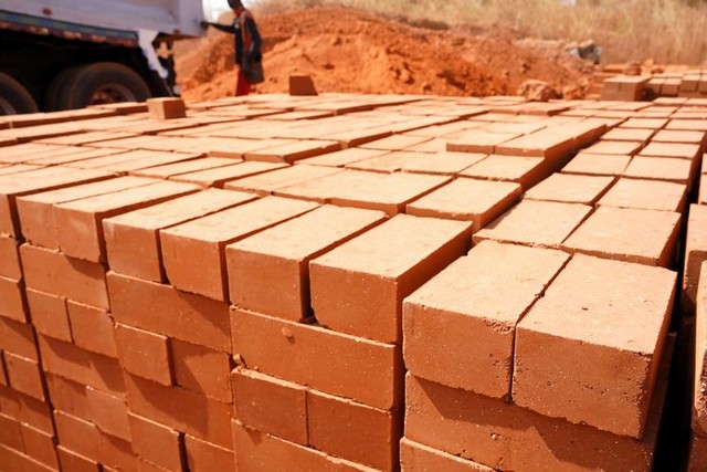 できあがったばかりの土れんが。地元のラテライトにセメントを混ぜて圧縮、日干してつくる＝2023年12月23日、セネガル西部、荒ちひろ撮影