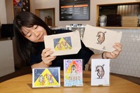限定販売しているアメリカバクをデザインしたポーチとポストカード
