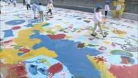 テーマは自由　園児が国道2号にお絵描き　4車線化工事、完成前の高架橋で　岡山・倉敷市
