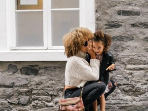 芸能人とママ友にツッコミを入れた。シングルマザーの「再婚」に厳しくなる理由とは