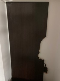 台パンにより破壊されたテーブルの全貌。TikTokの配信をしていてこうなったそうです（提供：otakeさん）