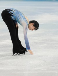 男子ショートプログラムの演技を終え、氷に触れる羽生結弦選手