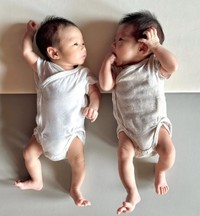 生後1カ月を迎えた双子ちゃん（提供：＠moontwins.0810さん）
