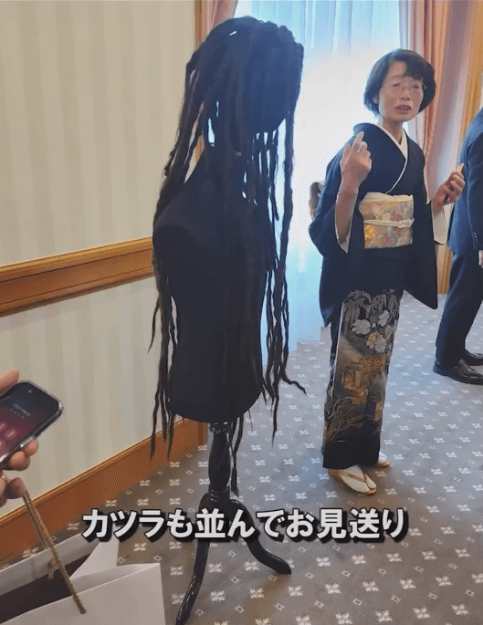 外したカツラはマネキンに被せてお見送りの場所へ設置／投稿主さん提供