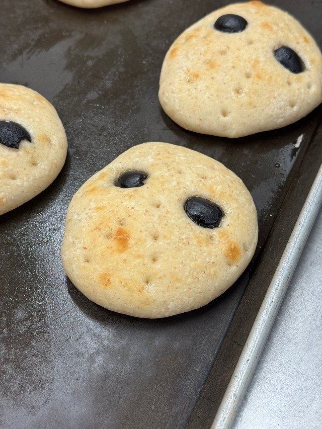 13日の金曜日にあわせ作られたパン（松永健太さん提供）