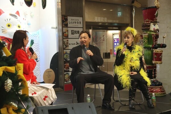 トークショーで初共演した平山みきさん（右）と今村翔吾さん＝京都市中京区・ゼスト御池