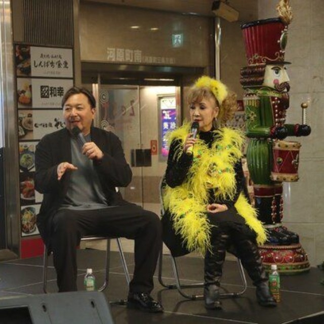 トークショーで初共演した平山みきさん（右）と今村翔吾さん＝京都市中京区・ゼスト御池