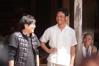 【メイキング】撮影の合間にリラックスした表情を見せる妻夫木聡さんと大友啓史監督©真藤順丈／講談社  ©2025「宝島」製作委員会