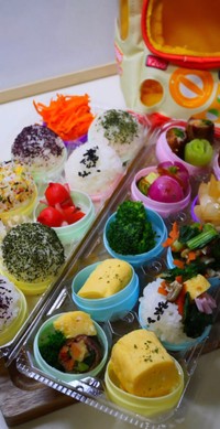 ガチャガチャのカプセルに食材を入れた弁当まで…！