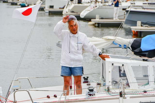 2022年、83歳でのチャレンジで、新西宮ヨットハーバーに帰港した堀江さん