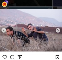 現場でディカプリオに指示を与えるポール・トーマス・アンダーソン監督＝「ワン・バトル・アフター・アナザー」のインスタグラム＠onebattleafteranothermovieより