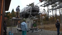 オープンは1カ月後　蒜山地域のスキー場でリフトの座席取り付け　岡山・真庭市