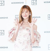 写真集の発売記念会見に登場した中田花奈