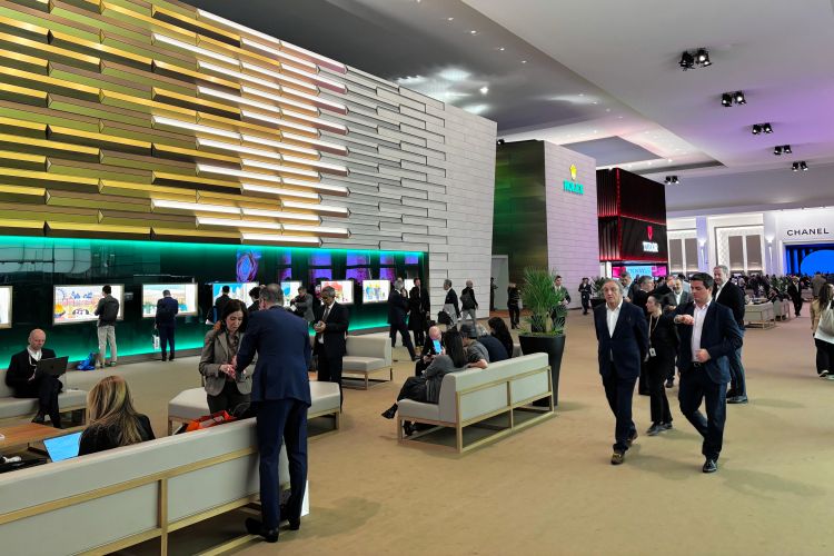 ロレックスやチューダー、シャネルのブースが並ぶ