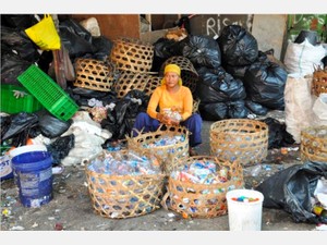 プラスチックごみで命を支える最貧の暮らし　バリ島のもう一つの現実、変える試み