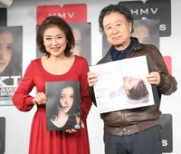 水沢アキ（左）の写真集発売記念取材会に出席した篠山紀信＝2020年