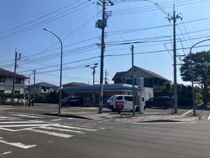 【速報】仙台市泉区のコンビニ敷地内に不審な段ボール箱　機動隊が確認中