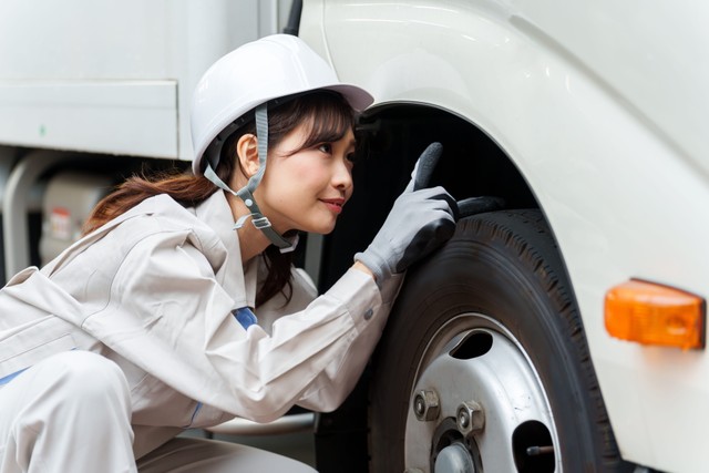 車のメンテナンスをする整備士　※画像はイメージです（taka@stock.adobe.com）