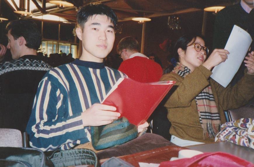 1991年ごろ、留学先のイギリスの大学の食堂で＝本人提供