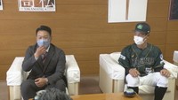 香川オリーブガイナーズの監督らが高松市の大西市長に意気込みを語る