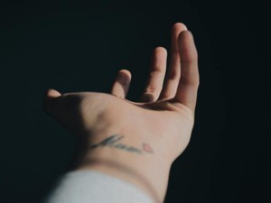 タトゥーをいれると宣言したけど、83歳の祖母のあるひとことでいれるのをやめた