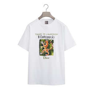文学作品への惜しみない愛情を形にした、ディオールのTシャツ。