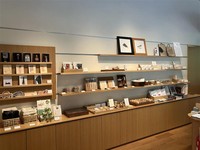 ミュージアムショップには、木や道具のアイテムが揃います（提供：竹中大工道具館）