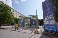 メリハカ地区にあるシェルターの地上出入り口＝2023年5月30日、ヘルシンキ市、荒ちひろ撮影