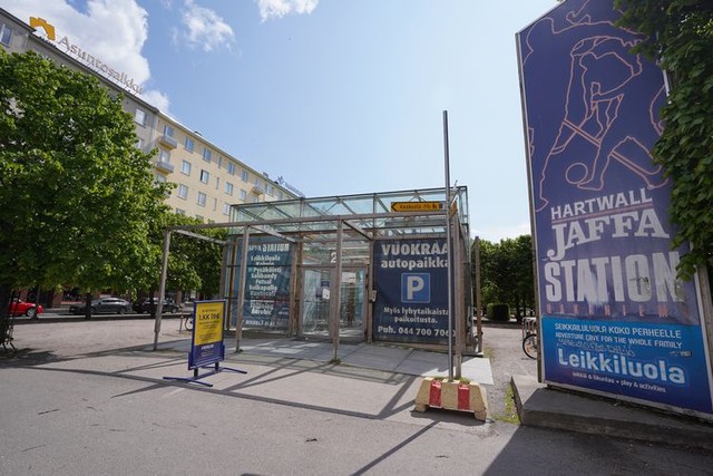 メリハカ地区にあるシェルターの地上出入り口＝2023年5月30日、ヘルシンキ市、荒ちひろ撮影