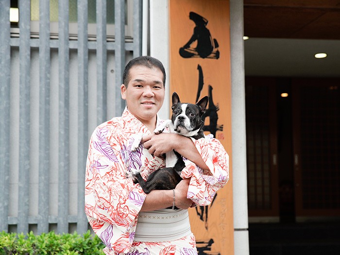 親方と玄関まで見送りに。「みんながんばってるから応援してね！」