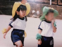 幼少期の頃の小林さん。学生時代は運動会の練習時などに素早く立つ・座るを繰り返すのが辛かった