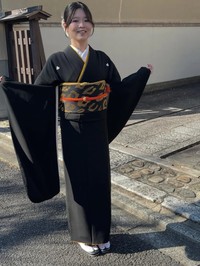 黒紋付振袖の正面全身。帯や小物で華やかさを演出／小倉久兵衛さん（@tutayakyubei）提供