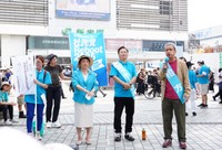 東京・新宿で演説する（左から）福島瑞穂氏、ラサール石井、小宮孝泰