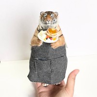 パンケーキがのったお皿をもつトラの羊毛フェルト作品。小物類にもこだわりが光ります（画像提供：モリタさん）