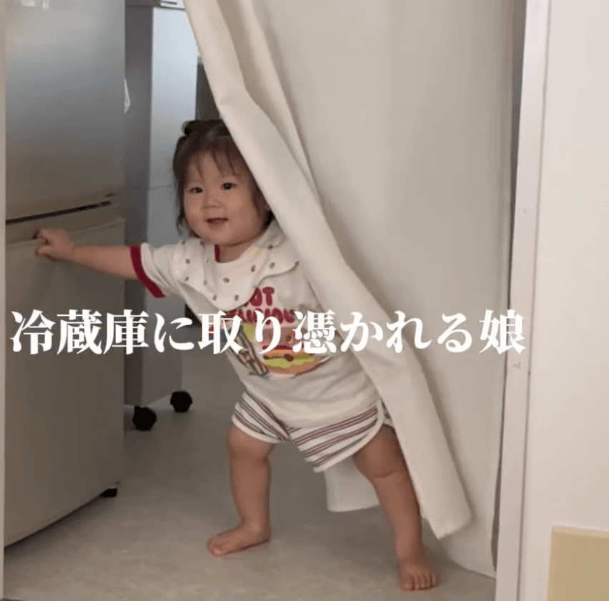 冷蔵庫のアンパンマンゼリーが食べたい…！ママに必死にアピール（提供：@___aya1101さん）