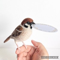 スズメの羊毛フェルト作品。メッセージカードをはさむことができる秀逸なデザイン（画像提供：モリタさん）