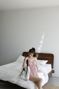 SNIDELの新作スイムウェアで着用モデルを務めた鈴木ゆうか