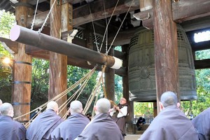 意外に新しい「除夜の鐘」　変化する鐘の音が「年末の風物詩」になるまで