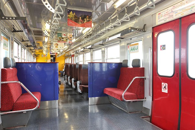 中も赤、青、黄色、緑などのポップな内装。乗車するだけでワクワクした気持ちにさせてくれる
