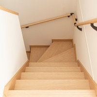 家の階段　※画像はイメージです（years/stock.adobe.com）