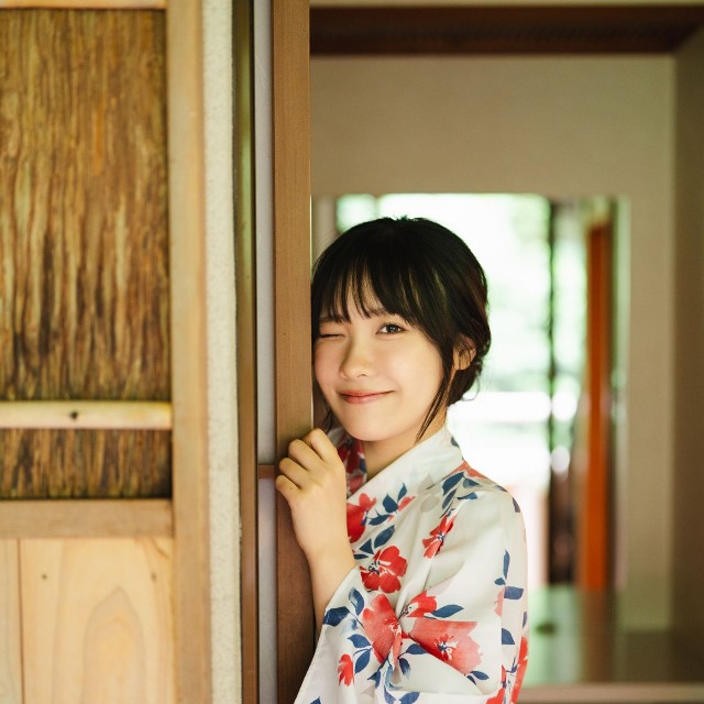 声優・坂倉花の1st写真集の先行カット